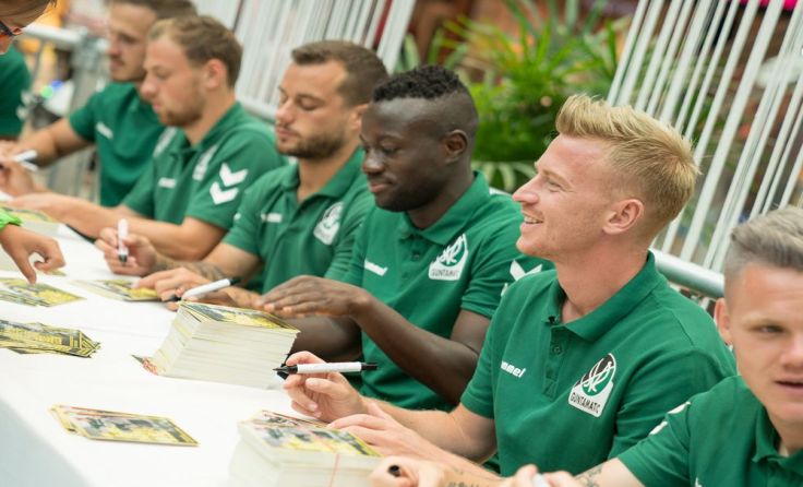 Die Rieder Kicker werden am 6. Juli wieder eine Autogrammstunde geben. Foto: SV Ried
