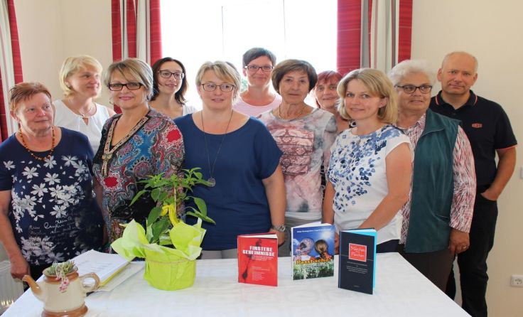 Gaby Grausgruber (3. v. l.) las in der Bibliothek in Kirchdorf.