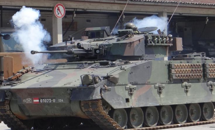 Die Besucher dürfen auch mit dem Panzer mitfahren.