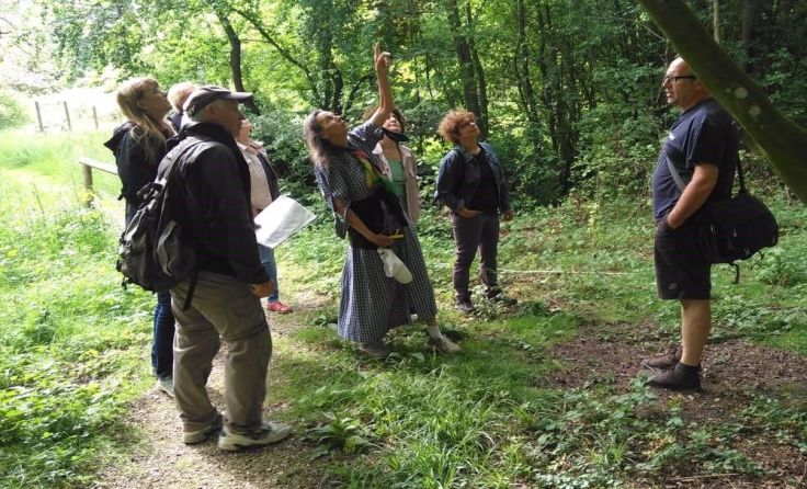 Annegret Ritzinger (3. v. re.) bei der Führung durch das Pfarrerhölzl. Foto: privat