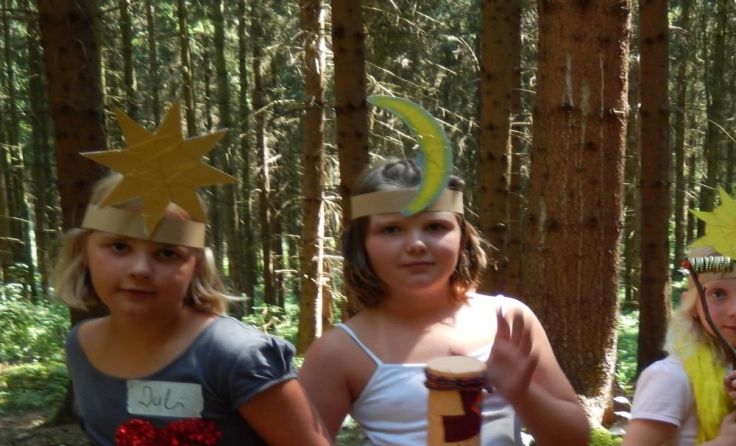Die Kinder erforschen den Wald. Foto: Gaisböck