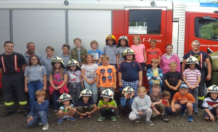 Ein Besuch bei der Feuerwehr ist Pflicht beim Ferienpassprogramm.