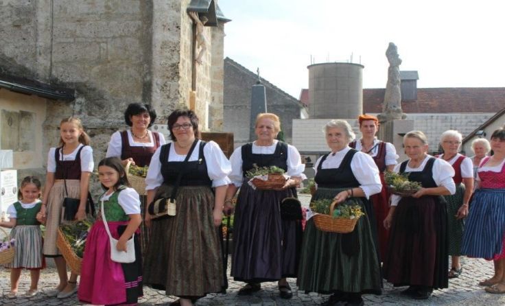 Die Goldhaubenfrauen nach der Kräutersegnung