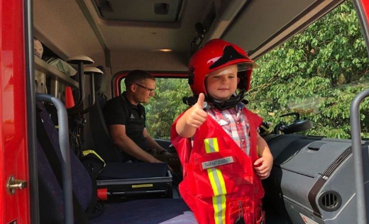 Da will wohl jemand Feuerwehrmann werden.