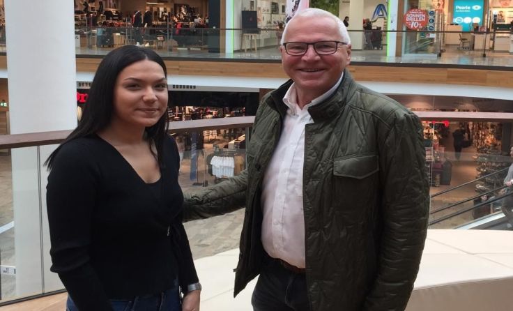 Gerd Rabe bedankt sich bei Cagla Keskin für ihren Einsatz.
