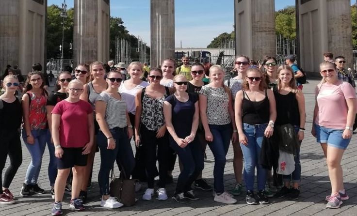 Die Schülerinnen vor dem Brandenburger Tor