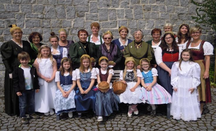 Die Goldhauben- und Kopftuchgruppe Eitzing mit den Häubchenmädchen
