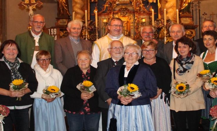 Die Ehepaare mit Kaplan Thomas und einer Abordnung der Goldhaubenfrauen