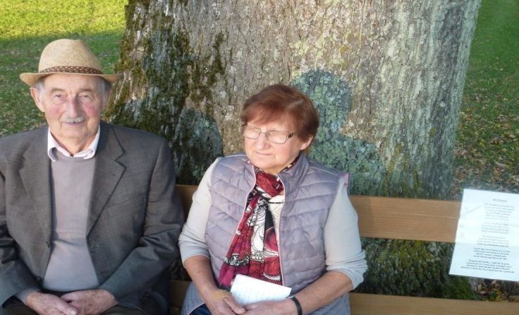 Franz und Stefanie Zwingler sitzen gemütlich auf ihrer Bank. Foto: Rosenauer