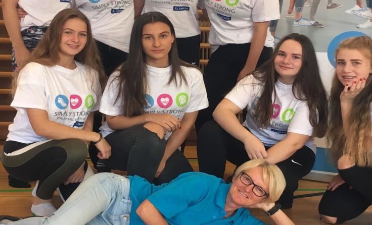 Sportlehrerin Edith Ketter mit den acht Peer-Coaches