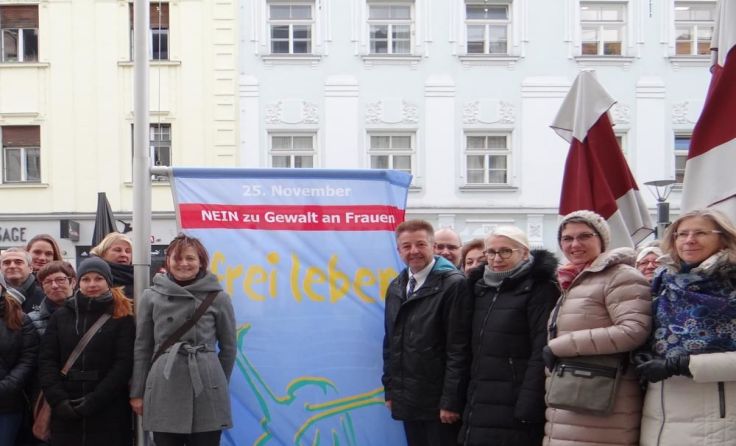 Auch heuer wurde am Hauptplatz die Fahne gegen Gewalt gehisst. 