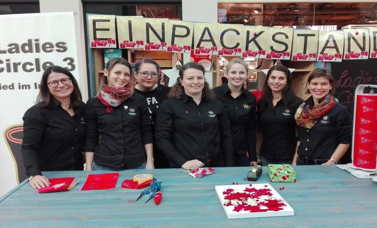 Die Damen verpacken wieder die Geschenke. Foto: LC3