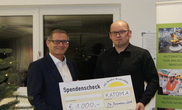 Am Foto (v. l.): Peter Sonnleitner nimmt den Scheck von Ernst Kaiser entgegen. Foto: Katoma