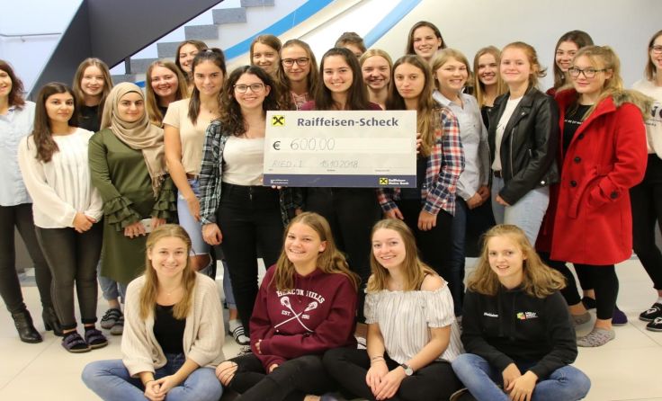 Die Schülerinnen mit dem Spendenscheck Foto: privat