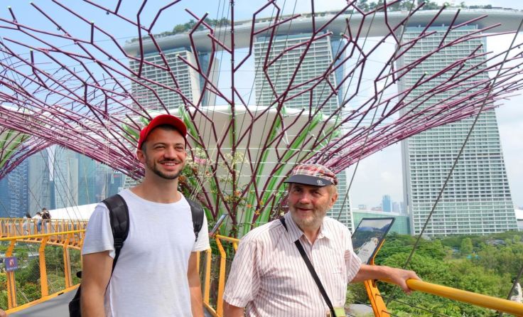 Laurenz und Charly Jetzinger in Singapur. Fotos: privat