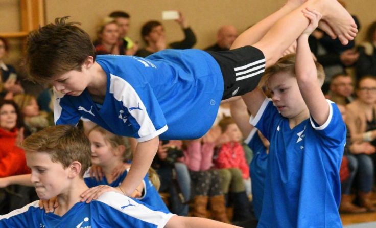 Die Sportklassen zeigen im Turnsaal ihr Können. Foto: privat 