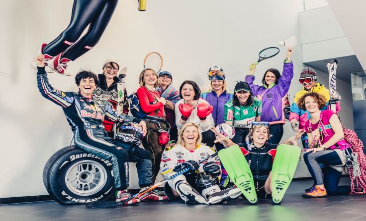 Frau in der Wirtschaft lädt zu den Faschings-Games ein. Foto: Renate Schrattenecker-Fischer