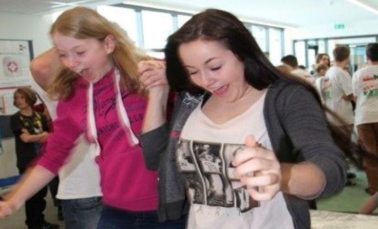 Die Schülerinnen testen die Wirkung der Newton‘schen Flüssigkeit. Foto HTL