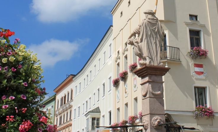 Treffpunkt für die Führung ist vor dem Rathaus. Foto: Tips