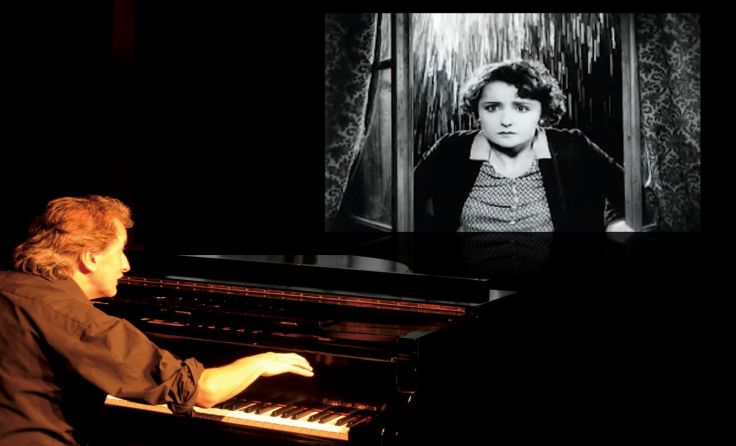 Gerhard Gruber begleitet live am Klavier. Foto: privat