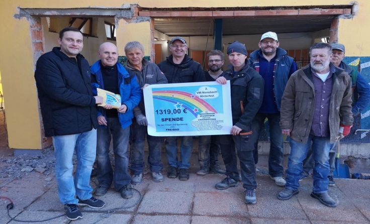 Stammtisch-Mitglieder bei der Scheckübergabe Foto: Gemeinde