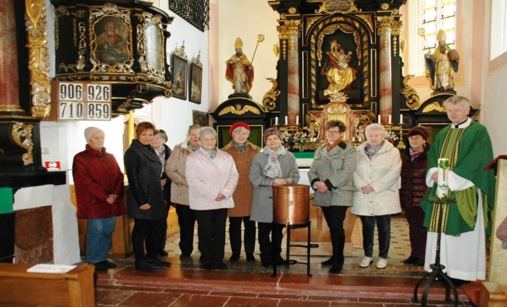 Übergabe des neuen Weihwasserkessel an Pfarrer Franz Strasser Foto: Schwandtner