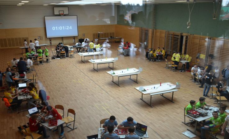 Zwischen 8.15 und 10.15 Uhr bauen die Schüler die Roboter zusammen. Foto: privat
