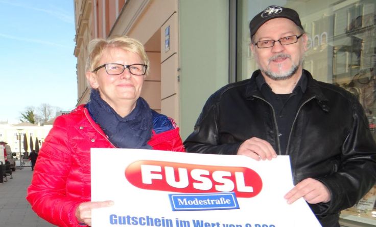 Tips-Redakteur Walter Horn übergibt den Scheck an Christine Rabenberger. Foto: Tips