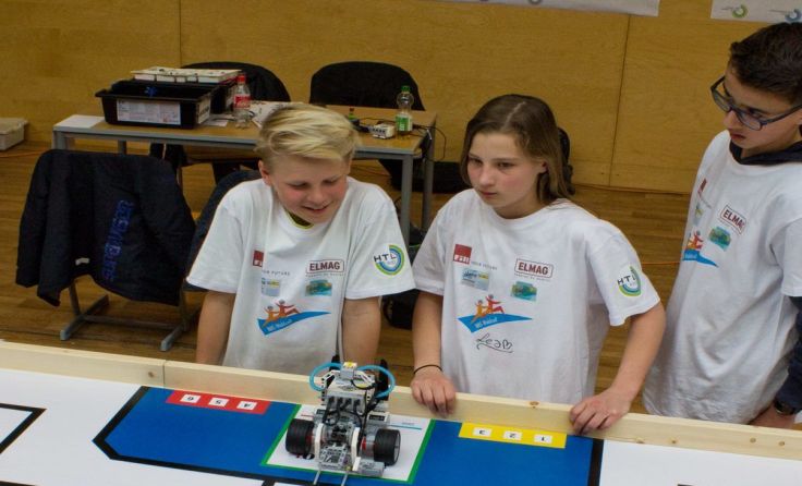 Die Schüler tüfteln an der besten Lösung. Fotos: Holzapfel