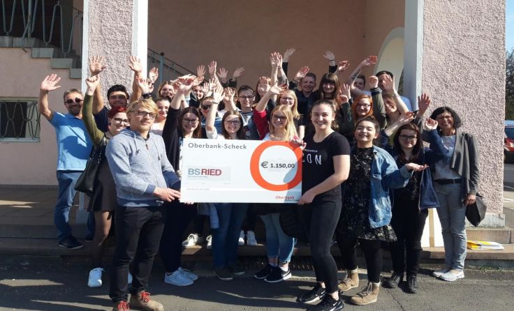 Die Berufsschüler bei der Scheckübergabe Foto: privat