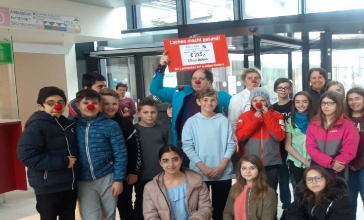 Die Schüler übergaben die Spende im Krankenhaus Ried. Foto: privat