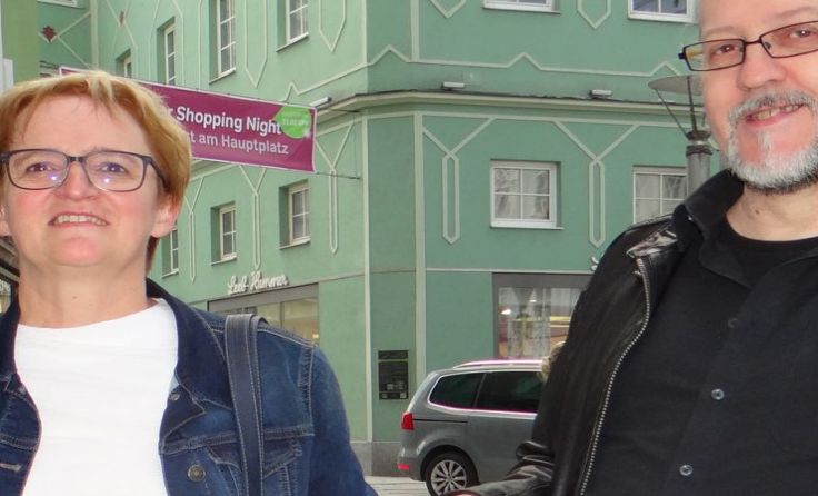 Tips-Redakteur Walter Horn übergibt den Scheck an Christine Hargaßner. Foto: Tips