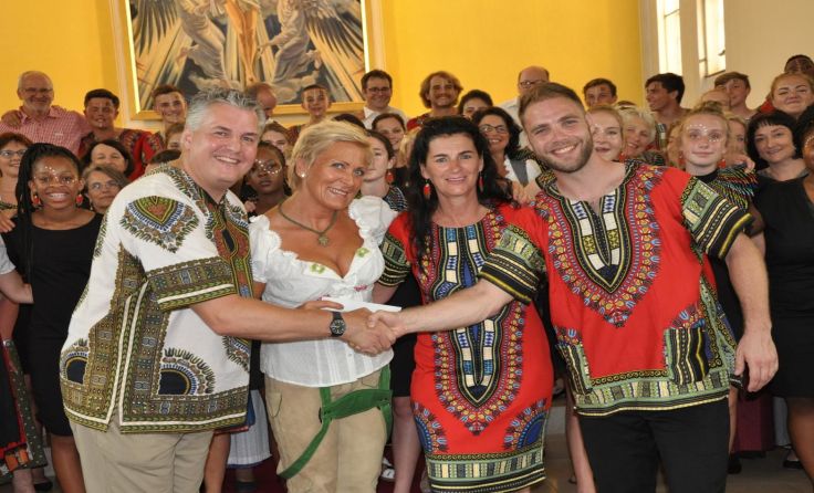 Agnes Napierala, Leiterin und Obfrau des Riedberg Chors, mit dem East Rand Youth Choir Foto: privat