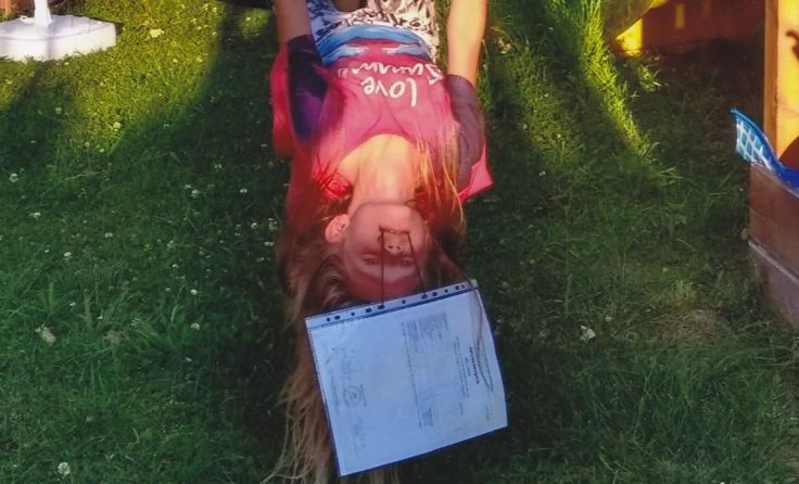 Die achtjährige Sophia Bell aus Geiersberg mit ihrem Zeugnis. Foto: privat
