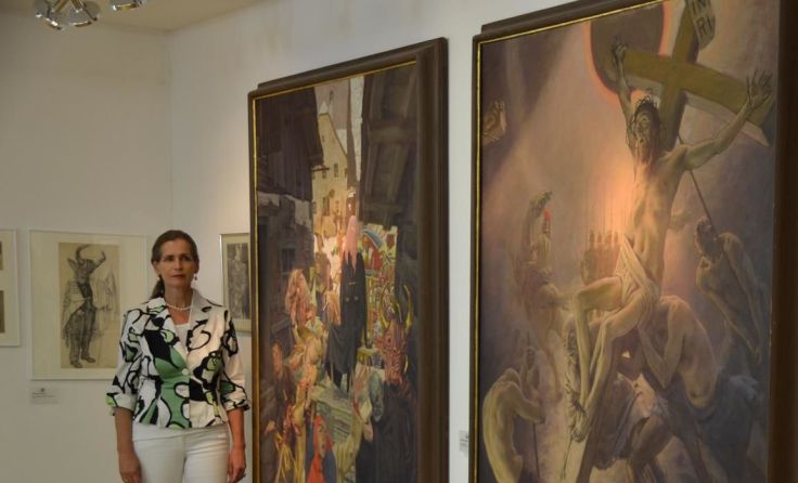 Sieglinde Frohmann, Leiterin der Kulturabteilung, vor den Werken Dachauers Foto: Kulturabteilung