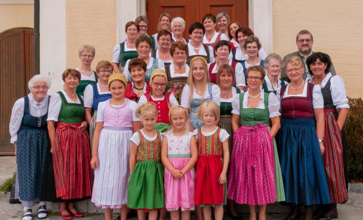 Gruppenfoto vom Festtag mit den Goldhauben und Häubchenmädchen Foto: privat