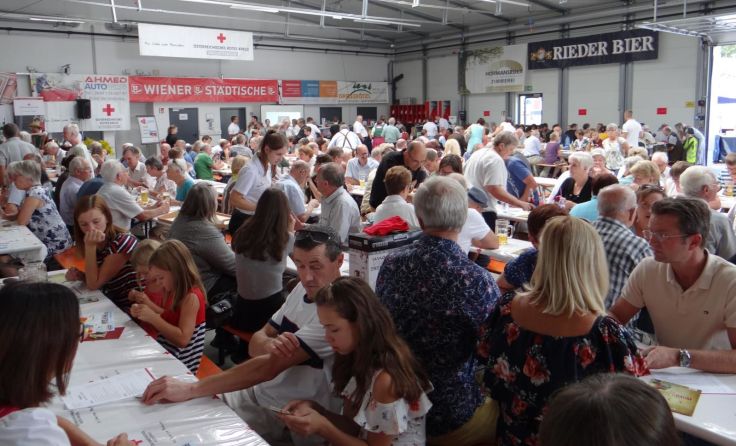 Die Besucher beim Mittagstisch Fotos: Pixner