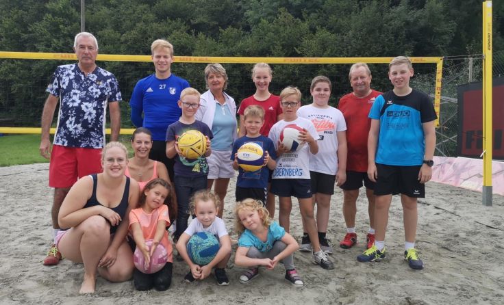 Volleyball oder Tennis? Beides hat den Kids Spaß gemacht. Fotos: Gemeinde