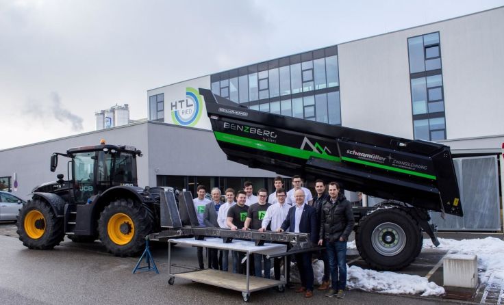 Die HTL-Schüler vor dem Benzberg Muldenkipper Foto: HTL