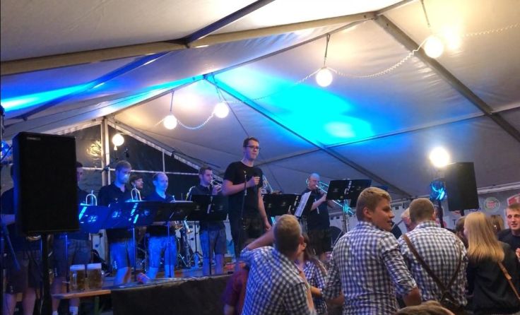 Partystimmung im Zelt Foto: UFC Riegerting
