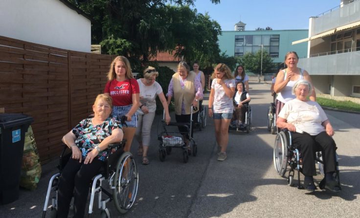 Die Schülerinnen machen sich mit den Senioren auf den Weg. Foto: privat