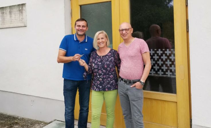 Bürgermeister Martin Bruckbauer übergibt Petra und Martin Danninger den Schlüssel. Foto: Gemeinde