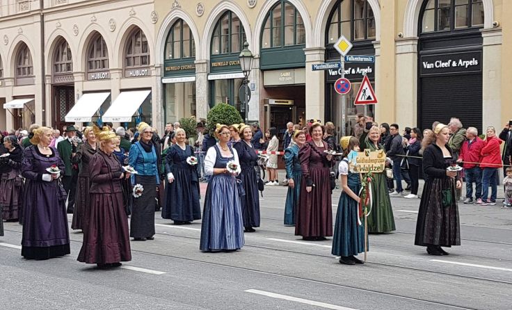 Die Goldhaubenfrauen marschieren die Maximilianstraße entlang.