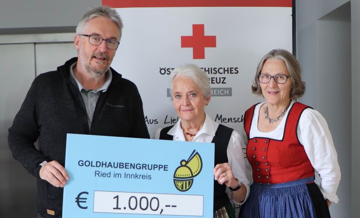 Josef Frauscher nimmt den Scheck entgegen. Foto: Rotes Kreuz Ried