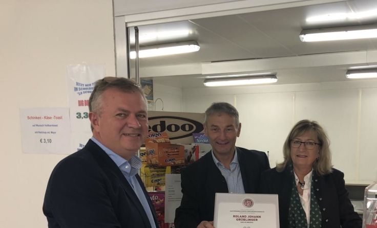 Josef Heißbauer, Obmann der WKO Ried, gratuliert Familie Grüblinger Fotos: WKO