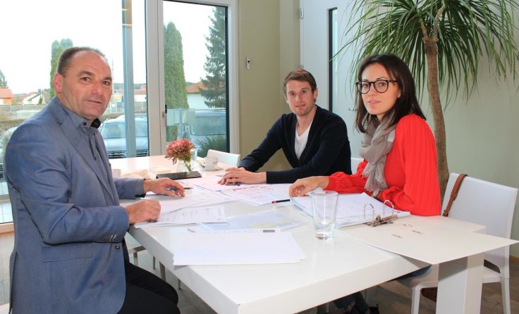 Josko-Verlaufsleiter Johann Böttinger beim Beratungsgespräch mit Bauherren. Fotos: Tips/Riedlmaier