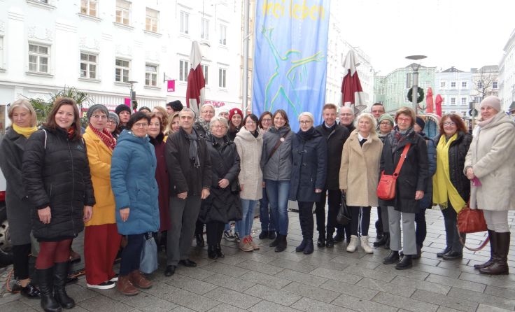 Auch heuer wurde am Rieder Hauptplatz die Fahne gegen Gewalt gehisst. Foto: Tips/Pixner