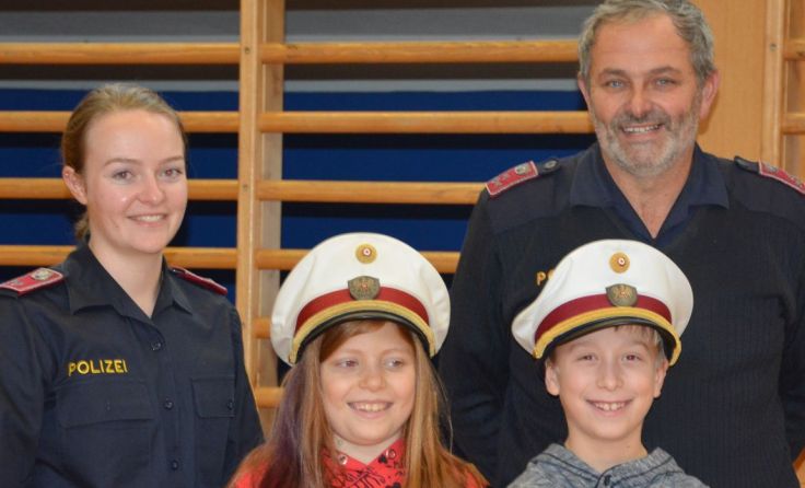 Die Kinder testen gleich mal, wie es wäre ein Polizist zu sein. Foto: Volksschule Ort