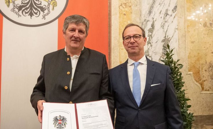Manfred Kassik nimmt die Urkunde von Georg Konetzky entgegen. Foto: BMDW/HBF/ Daniel Trippolt