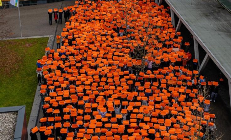 Aktion Orange the World vor dem Schulzentrum Foto: Berghammer/Highfoto
